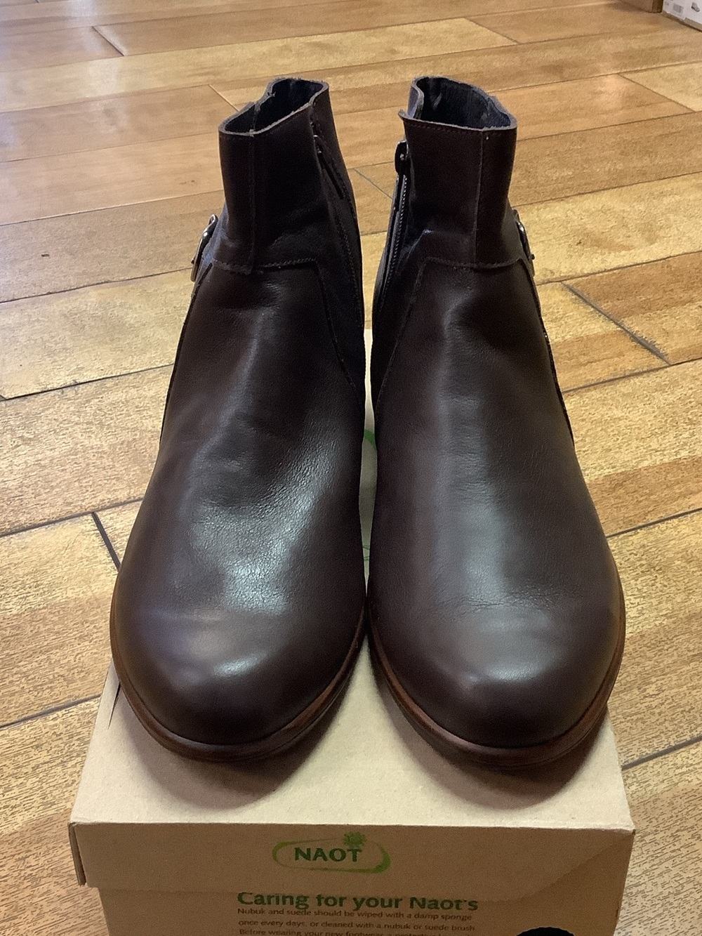 Naot women’s Dark Brown Leather Chukka Zip Boots never worn